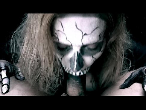 ❤️ Demon girl zuigt pik met haar zwarte mond en slikt sperma. ️ Sex video at us ❌❤
